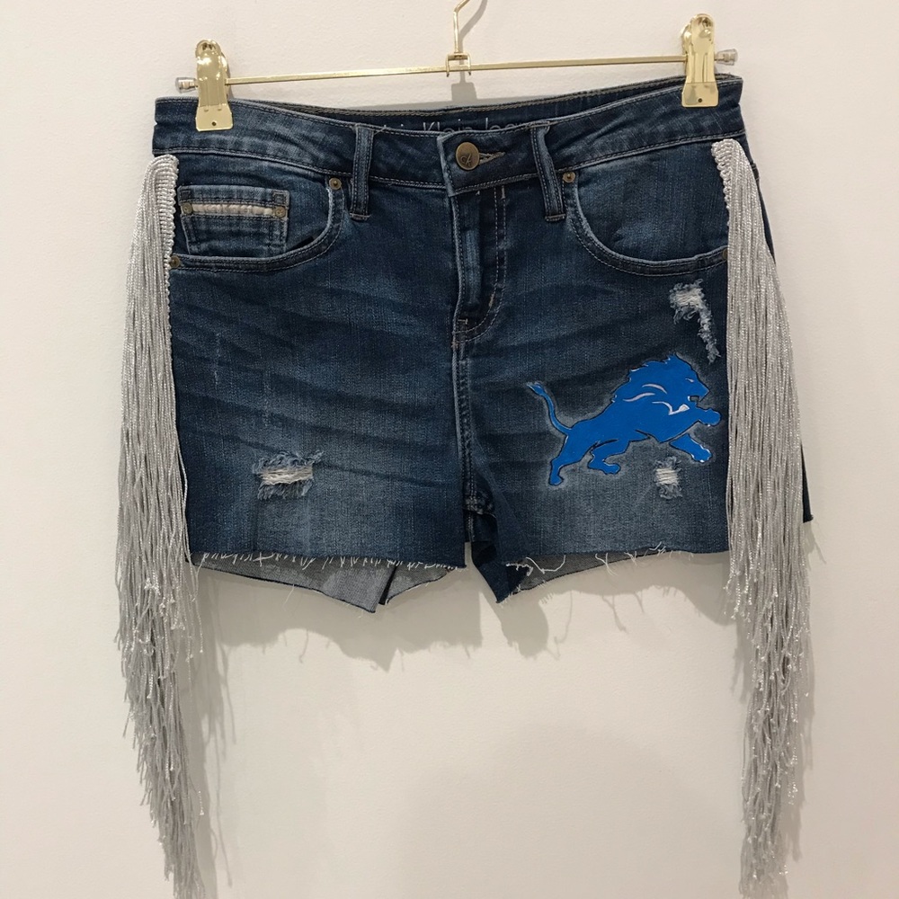 BNWT Ladies Blue Denim Cut Off Shorts Silver Fringe Detroit Lions Size 27